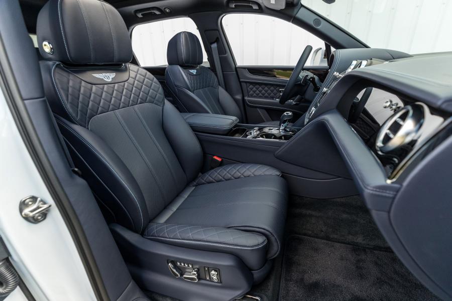 Интерьер Bentley Bentayga V8 2018 года  (NA) (фото 4 из 22)